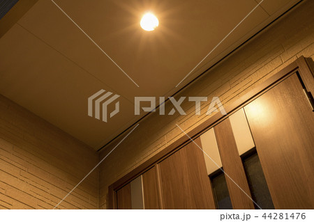 玄関の扉と照明 玄関の扉と照明 44281476