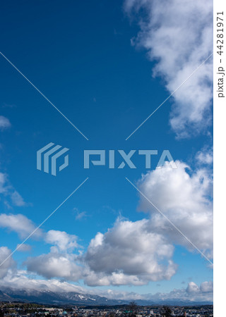 塩出池と冬の那岐山 塩出池と冬の那岐山 44281971