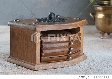 Vintage cork coasters in a wooden box 44282111