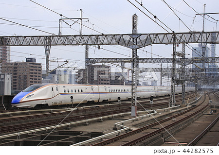大宮駅を発車する北陸新幹線W7系 44282575