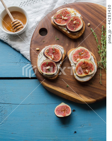 Three toasts with ricotta and figs  44283430