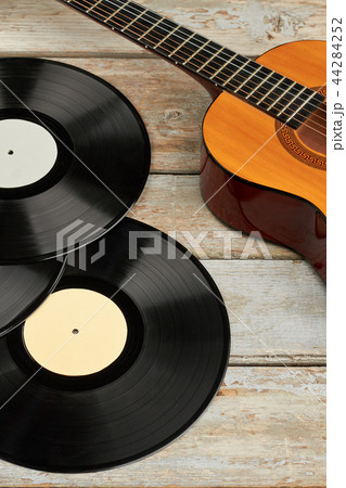 Acoustic guitar and vinyl records. 44284252
