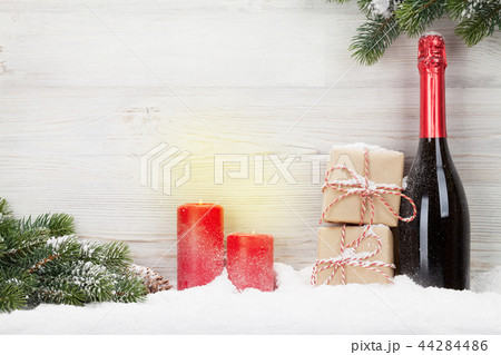 Christmas gift boxes, champagne bottle Christmas gift boxes, champagne bottle 44284486