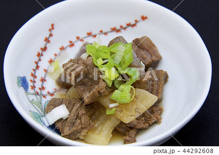 牛すじ煮込みのイメージ(黒バック) 牛すじ煮込みのイメージ(黒バック) 44292608