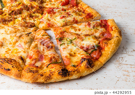 ピッツア　Italian home-made pizza 44292955