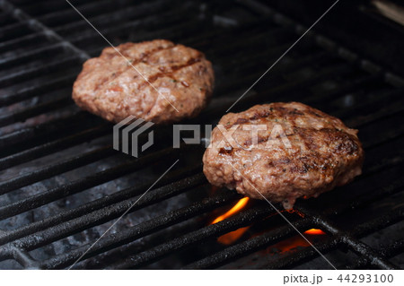 ハンバーグを網の上で炙る ハンバーグを網の上で炙る 44293100