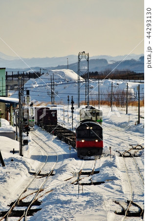 長万部駅を通過する貨物列車(DE200形) 長万部駅を通過する貨物列車(DE200形) 44293130