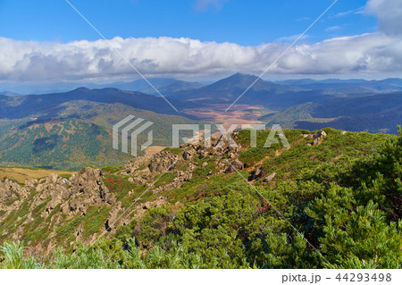 秋の尾瀬 至仏山の山頂から北東側の尾瀬ヶ原、燧ヶ岳方面を見る 秋の尾瀬 至仏山の山頂から北東側の尾瀬ヶ原、燧ヶ岳方面を見る 44293498