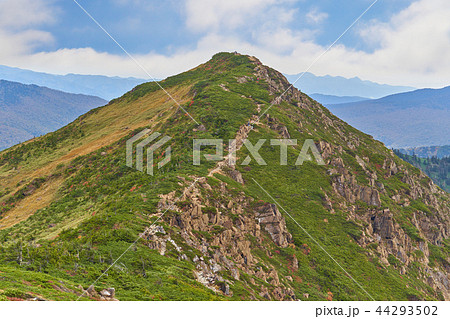 秋の尾瀬 至仏山の山頂付近から小至仏山を見る 44293502