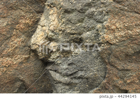 荒い岩肌 44294145
