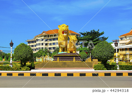 Statue of lion in the city of Sihanoukville 44294318