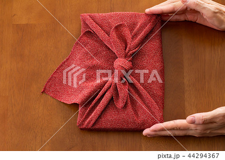 風呂敷に包まれた贈り物のイメージ 風呂敷に包まれた贈り物のイメージ 44294367