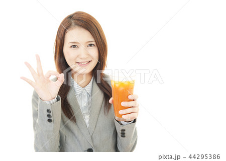 ジュースを飲む笑顔の女性 44295386