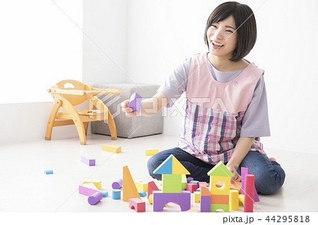 保育士・積み木遊び 保育士・積み木遊び 44295818