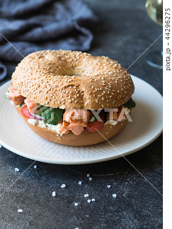 beagle with cream cheese, roasted salmon 44296275