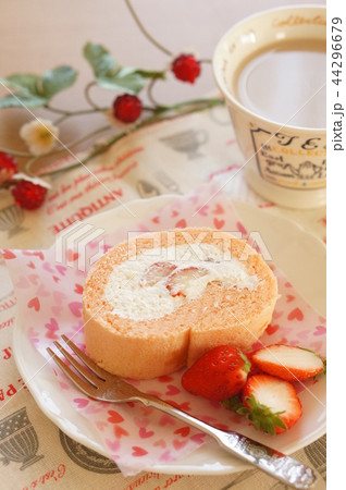 ふんわりイチゴのロールケーキ ふんわりイチゴのロールケーキ 44296679