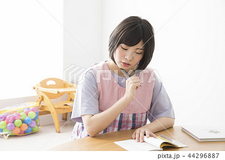 育児日誌を書く保育士 44296887