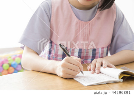 育児日誌を書く保育士 育児日誌を書く保育士 44296891