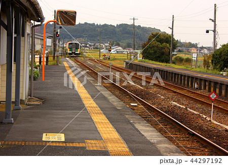 久留里線横田駅を発車した木更津行列車(2) 久留里線横田駅を発車した木更津行列車(2) 44297192