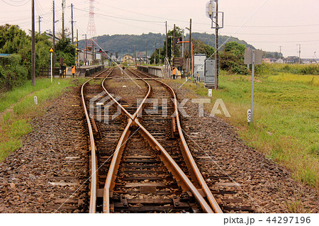 最寄の踏切から見た久留里線横田駅 最寄の踏切から見た久留里線横田駅 44297196