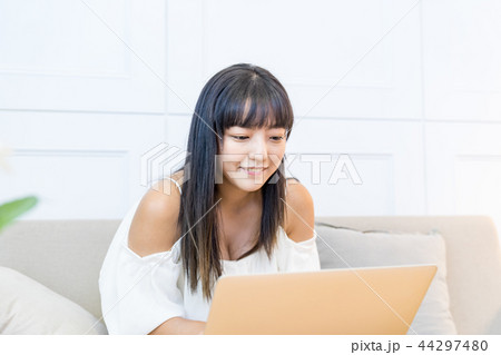 女性 女の人 女 44297480