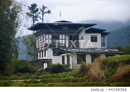 Bhutanese houses near Chimi Lhakhang. Lobesa 44298368