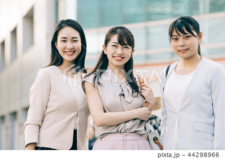 会社帰りのビジネスウーマン 3人の同僚女性の写真素材