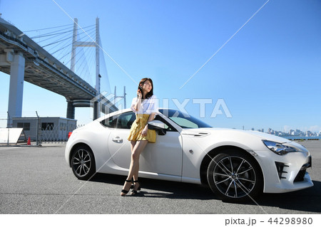 女性と車 44298980