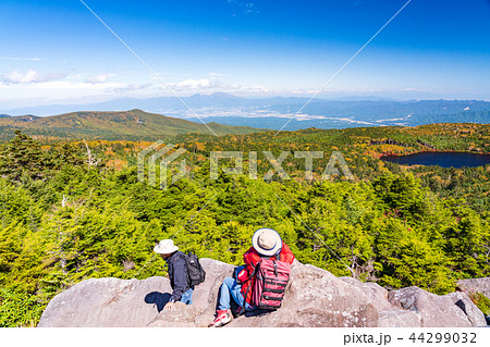 （長野県）北八ヶ岳高見石から白駒の池を望む 44299032