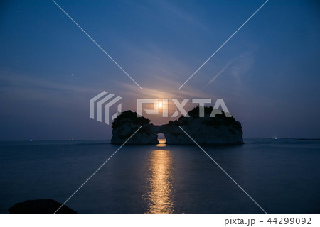 満月と円月島 44299092
