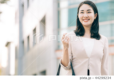 オフィス街のビジネスウーマン 若い日本人女性 オフィス街のビジネスウーマン 若い日本人女性 44299234