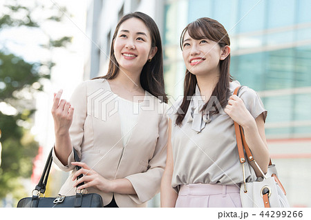 ショッピングを楽しむ女友達 若い日本人女性 ショッピングを楽しむ女友達 若い日本人女性 44299266