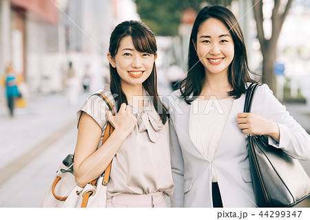 アフターファイブ 会社帰りのビジネスウーマン アフターファイブ 会社帰りのビジネスウーマン 44299347