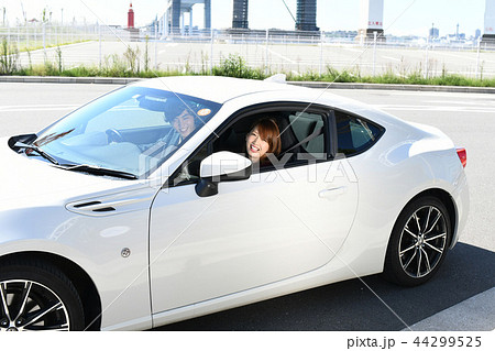 女性とスポーツカーの写真素材