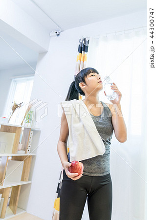 女性 女の人 女 44300747