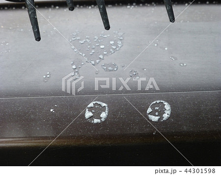 台風による塩害 ベランダにできた塩の結晶 44301598