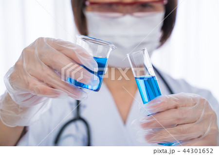 研究する女性 44301652