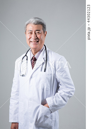 医師 笑顔 微笑 44302123