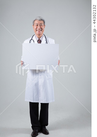 医師 笑顔 微笑 44302132