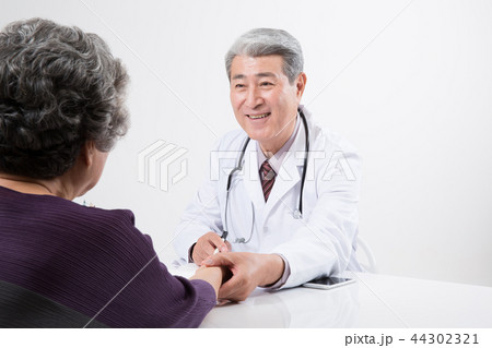 高齢者 老人 患者 44302321