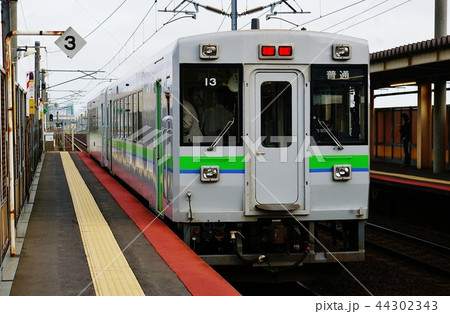 稲積公園駅を発車する函館本線普通列車(キハ150形) 稲積公園駅を発車する函館本線普通列車(キハ150形) 44302343