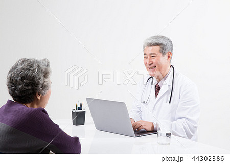 高齢者 老人 医師 44302386
