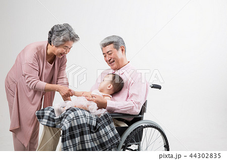 高齢者 老人 車椅子 44302835