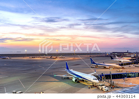 夕暮れの中部国際空港 44303114