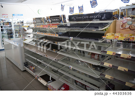 地震で空になったコンビニの棚 地震で空になったコンビニの棚 44303636