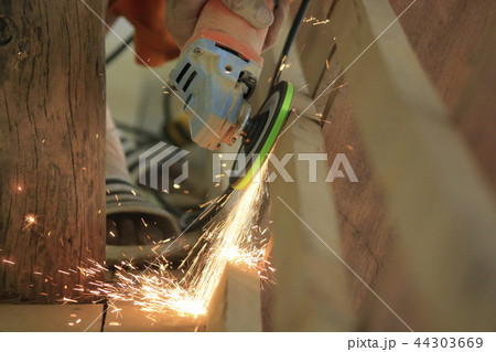 The carpenter works with the electric polisher. The carpenter works with the electric polisher. 44303669