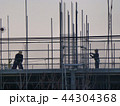 夕暮れのマンション建築現場 44304368