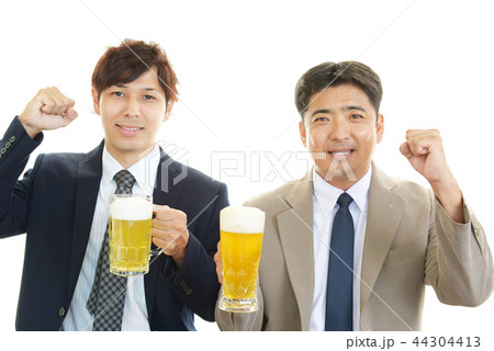 ビールを楽しむ男性 44304413