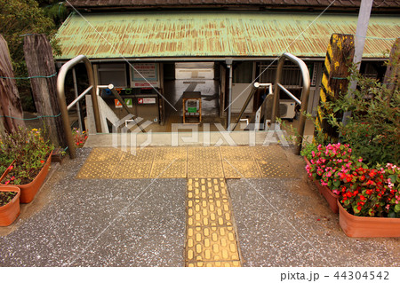 久留里線馬来田駅のプラットホームから見た改札口 44304542