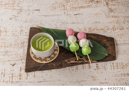 おだんご rice dumplings in a sweet japanese foods おだんご rice dumplings in a sweet japanese foods 44307261